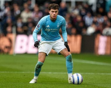 Nottingham Ormanı 'ndan Neco Williams, Premier League maçı sırasında Newcastle United, Nottingham Ormanı' na karşı St. James 's Park, Newcastle, İngiltere' de 23 Şubat 2025 'te oynanan karşılaşmada.