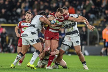 Wigan Warriors 'dan Kaide Ellis, Hull FC' den Herman Eseese ve Hull FC 'den John Asiata tarafından 21 Şubat 2025' te MKM Stadyumu 'nda oynanan Betfred Süper Lig karşılaşmasında yenildi.