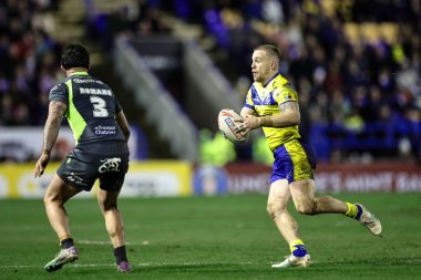 Warrington Wolves takımından Matt Dufty, 21 Şubat 2025 'te İngiltere' nin Warrington Stadyumu 'nda oynanan Warrington Wolves - Catalans Dragons maçında topa vuruyor.