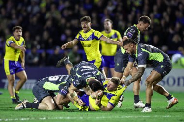 Warrington Wolves 'tan Luke Yates, Katalan Ejderhaları' ndan Benjamin Garcia ve Katalan Ejderhaları 'ndan Paul Sguier tarafından oynanan Betfred Süper Lig 2. Raundu' nda Warrington Wolves, Catalans Dragons 'a karşı Luke Littler Stadyumu, Warrington, UK