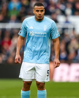 Nottingham Ormanı 'ndan Murillo Santiago, İngiltere' nin Newcastle şehrindeki St. James 's Park' ta oynanan Premier League karşılaşmasında Newcastle United ve Nottingham Ormanı maçını izliyor.