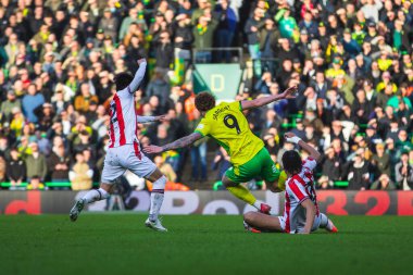 Josh Sargent, 22 Şubat 2025 'te Norwich City, Norwich City' ye karşı Stoke City 'de oynanan Sky Bet Şampiyonası maçında top mücadelesi veriyor.