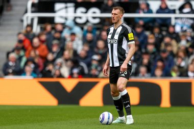 Newcastle United takımından Dan Burn, 23 Şubat 2025 'te İngiltere' nin Newcastle kentindeki St. James 's Park' ta oynanan Premier League maçı sırasında topla koşuyor.