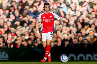 Arsenal takımından Riccardo Calafiori, 22 Şubat 2025 tarihinde Londra 'daki Emirates Stadyumu' nda oynanan Premier League maçında topla koşuyor.