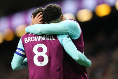 Burnley 'den Josh Brownhill ve Burnley' den Josh Laurent, Burnley 'den Josh Brownhill' in 21 Şubat 2025 'te Birleşik Krallık' ın Turf Moor kentinde oynanan Burnley-Sheffield maçında 3-0 'lık galibiyet golünü atması sonrasında kucaklaşıyorlar.
