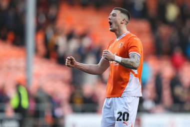 Blackpool 'dan Oliver Casey takımının kazanmasını kutluyor. 21 Şubat 2025' te Blackpool - Crawley Town maçında Bloomfield Road, Blackpool, Birleşik Krallık