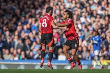 Manchester United takımından Bruno Fernandes, 22 Şubat 2025 'te Goodison Park, Liverpool' da oynanan Premier League maçında Everton-Manchester United maçında 2-1 'lik galibiyetini kutluyor.