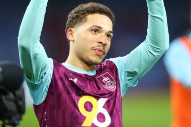 Burnley 'den Manuel Benson, 21 Şubat 2025' te İngiltere 'nin Burnley kentindeki Turf Moor' da Burnley-Sheffield maçından sonraki son düdük sesinden sonra taraftarları alkışlıyor.