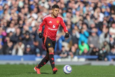 Manchester United takımından Casemiro, 22 Şubat 2025 'te Goodison Park, Liverpool' da oynanan Premier League maçında topu geçti.