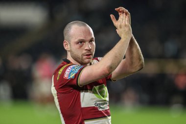 Wigan Warriors takımından Liam Marshall, 21 Şubat 2025 'te MKM Stadyumu' nda oynanan Betfred Süper Lig 2. Raundunda taraftarları alkışlıyor.
