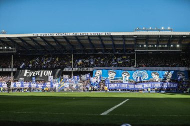 Everton taraftarları 22 Şubat 2025 tarihinde İngiltere 'nin Liverpool kentinde Goodison Park' ta oynanan Premier League maçı sırasında Howard Kendall Gwladys Street End 'de pankart kaldırdılar.