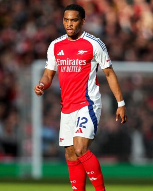 Arsenal 'den Jurrien Timber, 22 Şubat 2025' te Birleşik Krallık 'taki Emirates Stadyumu' nda oynanan Premier League karşılaşmasında Arsenal 'e karşı West Ham United' ı izliyor.
