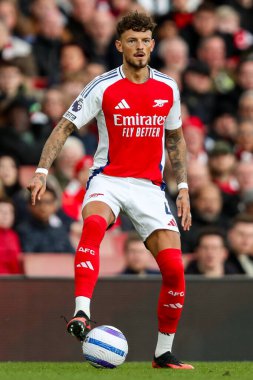 Arsenal 'den Ben White, 22 Şubat 2025' te Birleşik Krallık 'taki Emirates Stadyumu' nda oynanan Premier League maçında topla koşuyor.