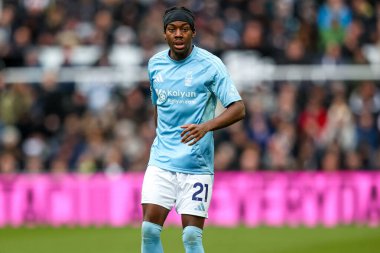 Nottingham Ormanı 'ndan Anthony Elanga, Premier League maçı sırasında St.James' s Park, Newcastle, İngiltere 'de oynanan Newcastle United - Nottingham Forest maçına bakıyor.