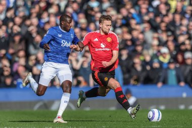 Everton 'dan Abdoulaye Doucour ve Manchester United takımlarından Matthijs de Ligt 22 Şubat 2025 tarihinde Goodison Park, Liverpool, Birleşik Krallık' ta oynanan Premier League maçı sırasında top için mücadele ettiler.