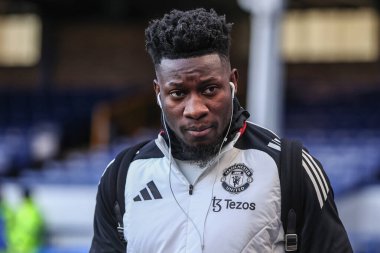 Manchester United takımından Andr Onana, 22 Şubat 2025 tarihinde İngiltere, Liverpool 'daki Goodison Park' ta oynanan Everton-Manchester United Premier League maçı sırasında geldi.