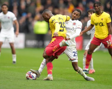 Luton Town 'dan Isaiah Jones 23 Şubat 2025' te Watford, Watford, İngiltere 'deki Vicarage Road' da Watford-Luton Town maçında Watford ile oynadığı Sky Bet Şampiyonası karşılaşmasında Watford 'lu Edo Kayembe' den topu kazandı.