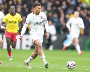 Luton Town 'dan Jacob Brown topu 23 Şubat 2025' te Watford, Watarage Road, Watford-Luton Town maçında geri atıyor.