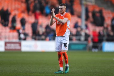 Blackpool 'dan Sonny Carey, 21 Şubat 2025' te Bloomfield Road, Blackpool 'da oynanan Blackpool-Crawley Town maçı sonrasında ev sahibi taraftarları alkışlıyor.