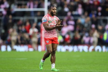 Leigh Leopar takımından Edwin Ipape, 23 Şubat 2025 'te Leigh Spor Köyü, Leigh, İngiltere' de oynanan Betfred Süper Lig 2. Raundunda Leigh Leopards 'a karşı Huddersfield Giants maçının ardından ev sahibi taraftarları alkışlıyor.