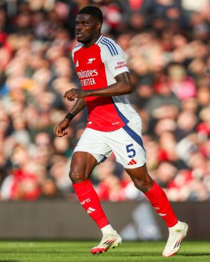 Thomas of Arsenal, 22 Şubat 2025 tarihinde Birleşik Krallık 'taki Emirates Stadyumu' nda oynanan Premier League maçında topla koşar.