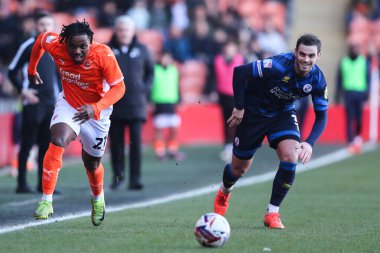 Blackpool 'dan Niall Ennis, 21 Şubat 2025' te Bloomfield Road, Blackpool, Birleşik Krallık 'ta oynanan Blackpool-Crawley Town maçında topu aldı.