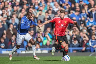 Everton 'dan Abdoulaye Doucour ve Manchester United takımlarından Matthijs de Ligt 22 Şubat 2025 tarihinde Goodison Park, Liverpool, Birleşik Krallık' ta oynanan Premier League maçı sırasında top için mücadele ettiler.