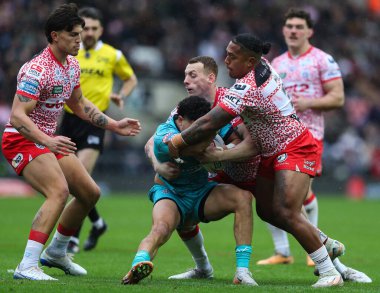 Huddersfield Giants 'tan Jacob Gagai, Leigh Leopards' dan Frankie Halton ile oynadığı Betfred Süper Lig karşılaşmasında Huddersfield Giants 'a karşı Leigh Spor Köyü, Leigh, İngiltere, 23 Şubat 2025