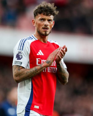 Arsenal 'den Ben White, 22 Şubat 2025 tarihinde İngiltere' nin başkenti Londra 'daki Emirates Stadyumu' nda oynanan Premier League maçının ardından yenilgiyi kabul etti.