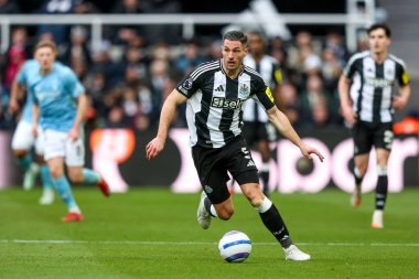 Newcastle United takımından Fabian Schar, Premier League maçı Newcastle United ile Nottingham Forest maçında 23 Şubat 2025 'te St.James' s Park, Newcastle 'da top yakaladı.
