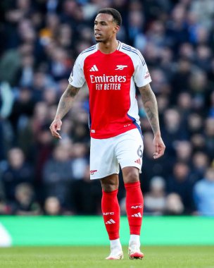 Gabriel of Arsenal, 22 Şubat 2025 tarihinde Birleşik Krallık 'taki Emirates Stadyumu' nda oynanan Premier League maçında Arsenal ile West Ham United 'ı izliyor.