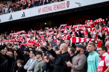 Arsenal taraftarları 22 Şubat 2025 'te Birleşik Krallık, Londra' daki Emirates Stadyumu 'nda oynanan Premier League karşılaşmasından önce North London' u söylüyor.