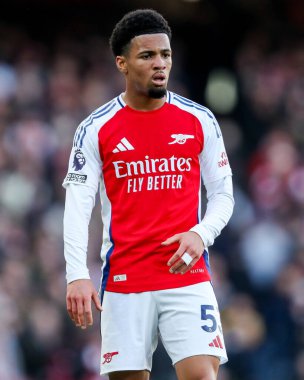 Arsenal 'den Ethan Nwaneri 22 Şubat 2025' te Birleşik Krallık 'taki Emirates Stadyumu' nda oynanan Premier League maçında seyrediyor.
