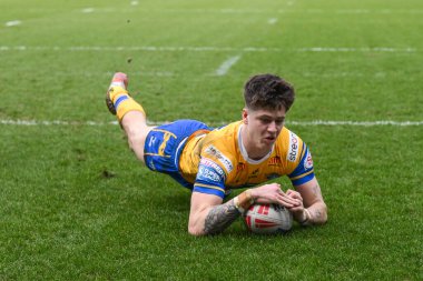 Leeds Rhinos takımından Riley Lumb, Salford Community Stadyumu, Eccles, Birleşik Krallık 'ta oynanan 2. Salford Red Devils - Leeds Rhinos maçında bir deneme için sahaya çıkıyor.