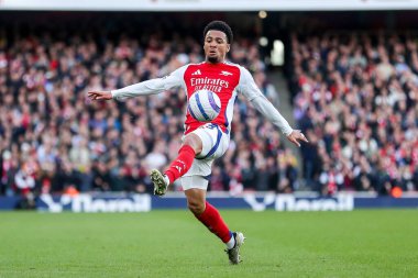 Arsenal 'den Ethan Nwaneri 22 Şubat 2025' te Birleşik Krallık 'ın Emirates Stadyumu' nda oynanan Premier League maçında topu kontrol ediyor.