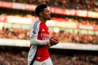 Arsenal 'den Ethan Nwaneri, 22 Şubat 2025' te Birleşik Krallık 'ın Emirates Stadyumu' nda oynanan Premier League maçında taraftarları kabul ediyor.