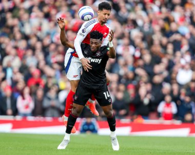 West Ham United 'tan Muhammed Kudus, 22 Şubat 2025 tarihinde Emirates Stadyumu' nda oynanan Premier League maçında Arsenal-West Ham United maçında Arsenal ile birlikte topa atladı.