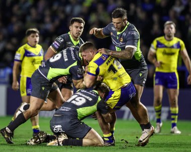 Warrington Wolves 'tan Luke Yates, Katalan Ejderhaları' ndan Benjamin Garcia ve Katalan Ejderhaları 'ndan Paul Sguier tarafından oynanan Betfred Süper Lig 2. Raundu' nda Warrington Wolves, Catalans Dragons 'a karşı Luke Littler Stadyumu, Warrington, UK