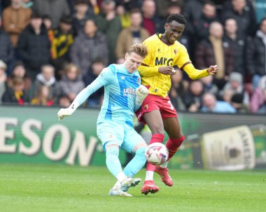 Luton Town 'dan Thomas Kaminski, Watarage Road, Watford, Birleşik Krallık' ta Watford-Luton Town maçında Watford 'lu Mamadou Doumbia' nın baskısıyla topu temizliyor.