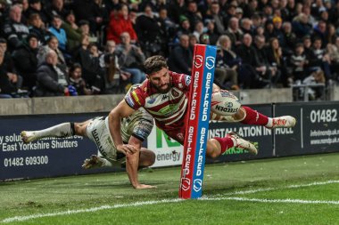 Hull FC 'den Tom Briscoe, Wigan Warriors takımından Abbas Miski' yi, 21 Şubat 2025 'te MKM Stadyumu' nda oynanan Betfred Süper Lig 2. Raundu karşılaşmasında durdurdu.