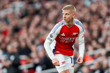 Arsenal 'den Oleksandr Zinchenko, 22 Şubat 2025 tarihinde Birleşik Krallık' taki Emirates Stadyumu 'nda oynanan Premier League maçında Batı Ham United' a karşı Arsenal maçında savaşıyor.