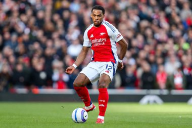 Arsenal 'den Jurrien Timber, 22 Şubat 2025 tarihinde Londra' daki Emirates Stadyumu 'nda oynanan Premier League maçında topla koşuyor.