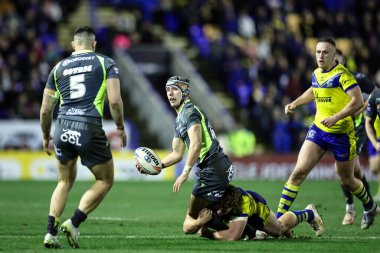 Katalan Ejderhaları 'ndan Çar Roug, 21 Şubat 2025' te İngiltere 'nin başkenti Warrington' daki Luke Littler Stadyumu 'nda oynanan Warrington Wolves - Catalans Dragons maçında Katalan Ejderhaları' ndan Nick Cotriç 'e pas verdi.