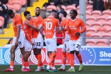 Blackpool 'dan Niall Ennis, 21 Şubat 2025' te Bloomfield Road, Blackpool 'da oynanan Blackpool-Crawley Town maçında 2-0' lık galibiyetini kutluyor.