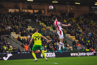 Norwich City 'den Oscar Schwartau, Stoke City' den Jordan Thompson Sky Bet Şampiyonası maçı sırasında Norwich City ile Stoke City arasında Norwich Road, Norwich, İngiltere, 22 Şubat 2025