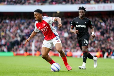 Arsenal takımından Myles Lewis-Skelly, 22 Şubat 2025 tarihinde Londra 'daki Emirates Stadyumu' nda oynanan Premier League maçında topu aldı.