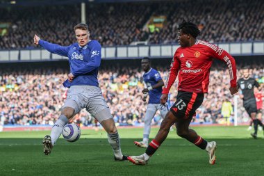 Everton 'dan Jake O' Brien, 22 Şubat 2025 tarihinde İngiltere 'nin Liverpool kenti Goodison Park' ta oynanan Premier League karşılaşmasında Manchester United 'dan Patrick Dorgu' dan pas aldı.