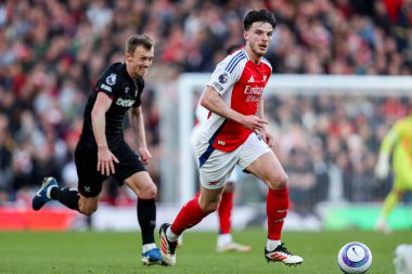 Arsenal 'den Declan Rice, 22 Şubat 2025' te Birleşik Krallık 'taki Emirates Stadyumu' nda oynanan Premier League maçında topu aldı.