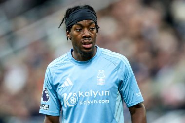 Nottingham Ormanı 'ndan Anthony Elanga, Premier League maçı sırasında St.James' s Park, Newcastle, İngiltere 'de oynanan Newcastle United - Nottingham Forest maçına bakıyor.