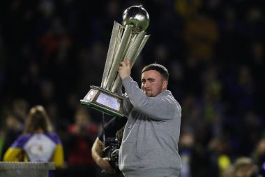 Luke Littler, PDC kupasıyla Betfred Süper Lig 2. raundunda Warrington Wolves, Catalans Dragons 'a karşı Luke Littler Stadyumu, Warrington, İngiltere, 21 Şubat 2025
